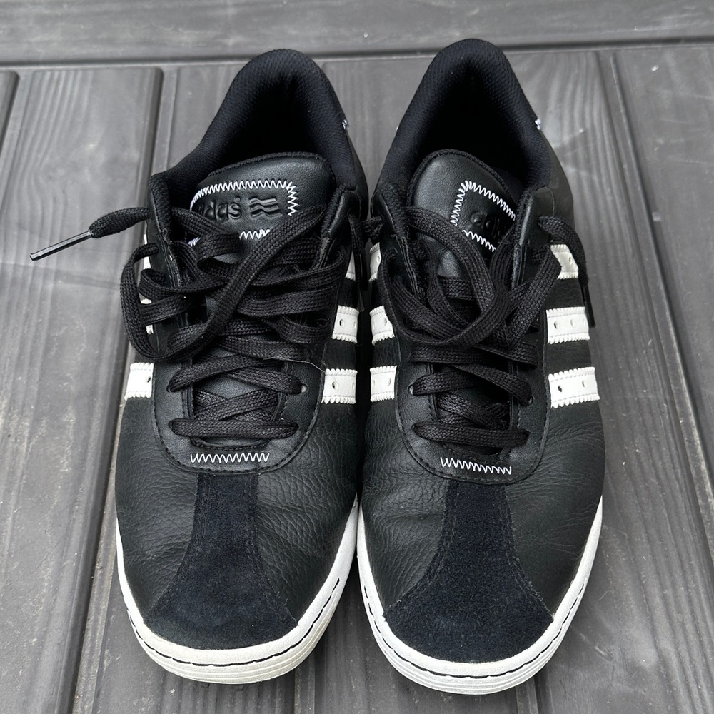 Spikeless golf shoes